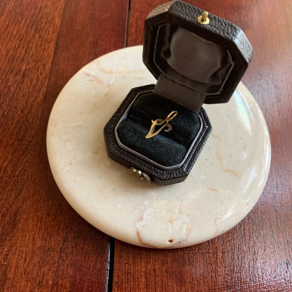 14kt Vintage V Charm